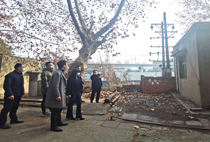 圖片2：公司黨支部書記、董事長陳平帶隊對磨刀溝倉庫資產(chǎn)進行安全檢查_副本