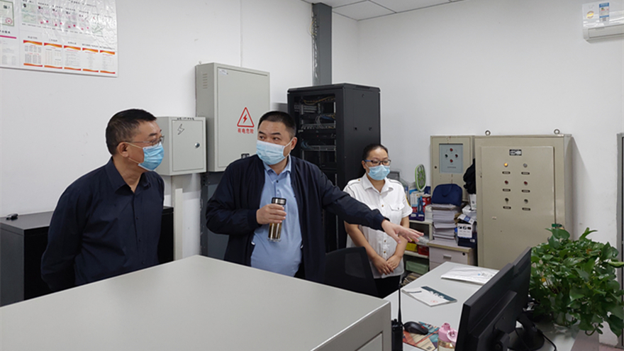 （集團董事長肖林、總經(jīng)理程一檢查建設(shè)大廈消防監(jiān)控）