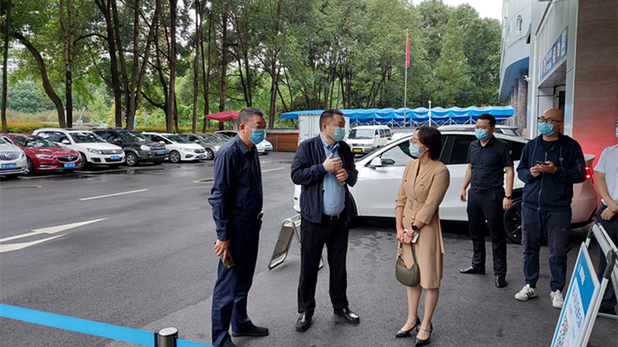 （集團董事長肖林、總經(jīng)理程一督導(dǎo)檢查建設(shè)大廈疫情防控）