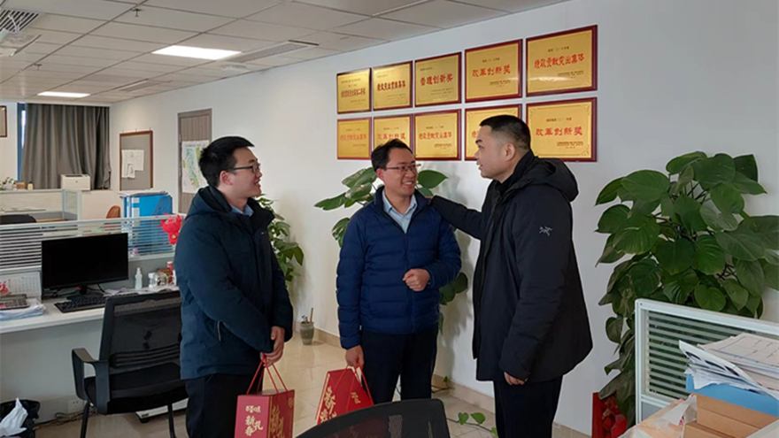 01集團(tuán)黨委書(shū)記、董事長(zhǎng)肖林看望慰問(wèn)堅(jiān)守崗位職工