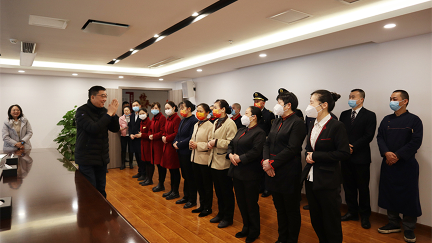 02集團(tuán)黨委副書(shū)記、董事、總經(jīng)理程一看望慰問(wèn)一線職工