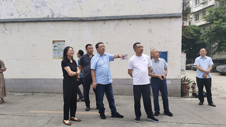 檢查組在新華小區(qū)現(xiàn)場開展安全隱患督導(dǎo)檢查 檢查組在新華小區(qū)現(xiàn)場開展安全隱患督導(dǎo)檢查