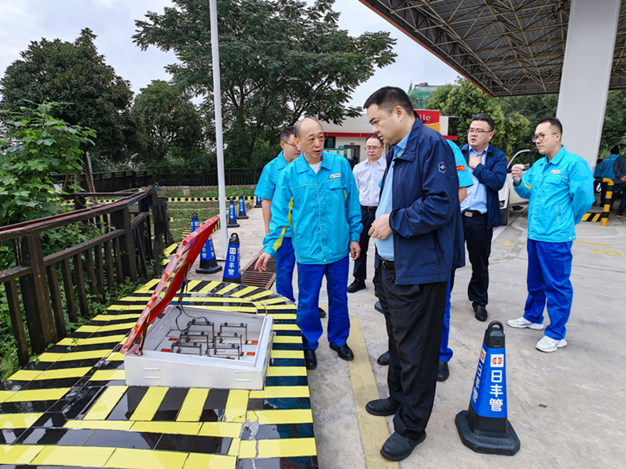 圖1：集團(tuán)黨委書記、董事長肖林督導(dǎo)加油站安全工作