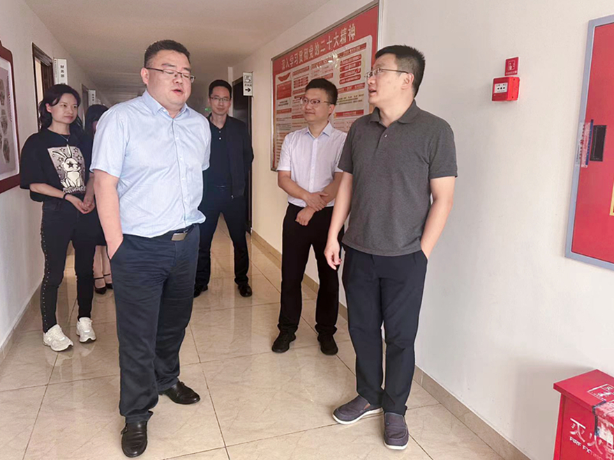 圖5：集團(tuán)總會計師齊飛、副總經(jīng)理馬江水督導(dǎo)辦公區(qū)域消防安全