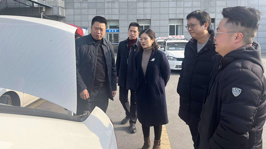 圖三：集團(tuán)黨委委員、副總經(jīng)理賀維維督導(dǎo)綿實(shí)股份安全工作