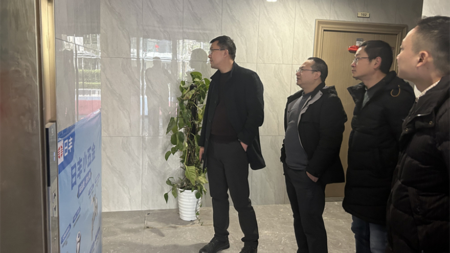 圖四：集團(tuán)黨委委員、副總經(jīng)理余佰宣督導(dǎo)綿投置地安全工作